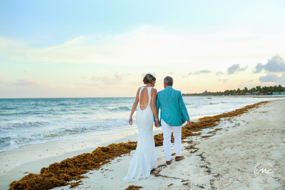 Destination bride & groom beach portraits at Blue Diamond Riviera Maya, Mexico. Martina Campolo Photography