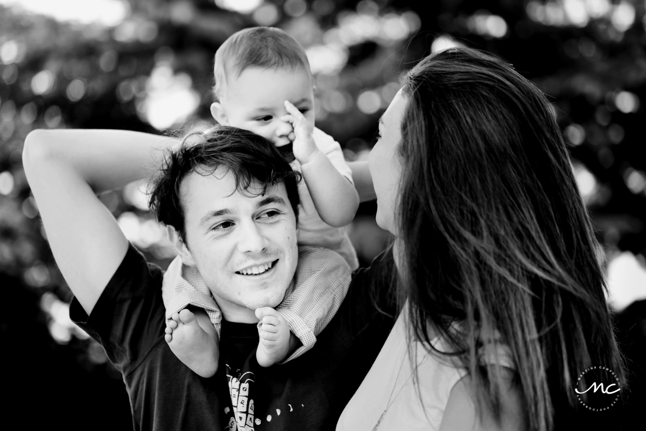 Black and white Family portraits in Italy by Martina Campolo Photography