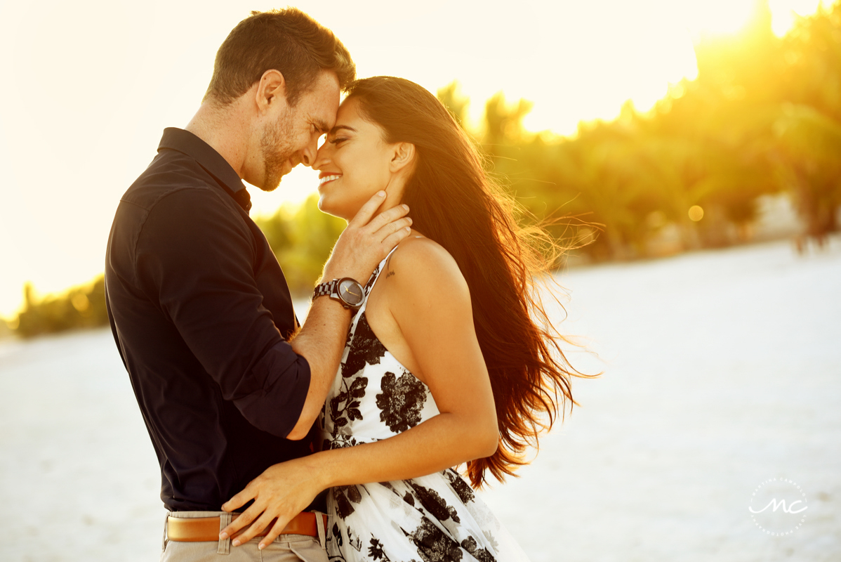 Beach engagement session at Chable Maroma, Riviera Maya, Mexico. Martina Campolo Photography