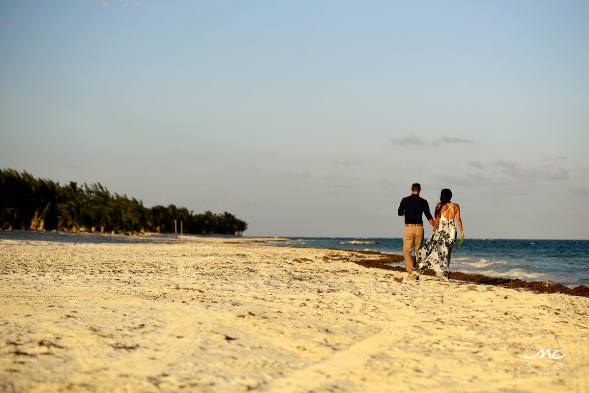 Beach engagement session in Riviera Maya, Mexico. Martina Campolo Photography