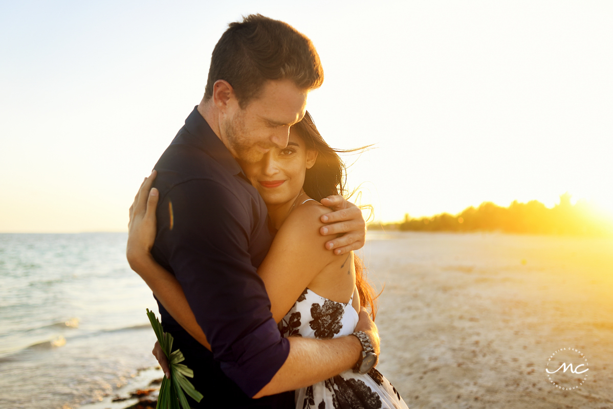 Beach engagement session at sunset in Chable Maroma, Mexico. Martina Campolo Photography