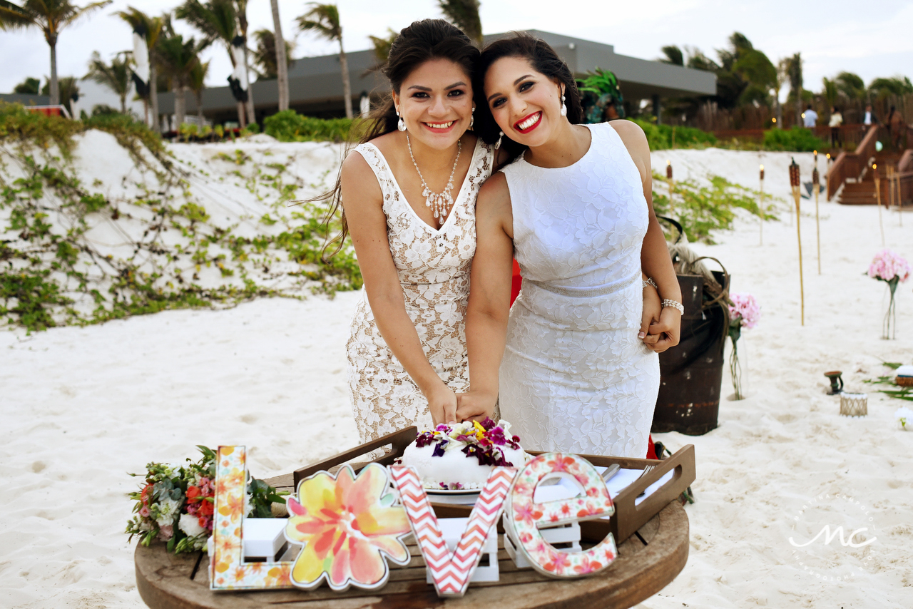 Cake cutting. Gay wedding at Andaz Mayakoba Mexico. Martina Campolo Photography