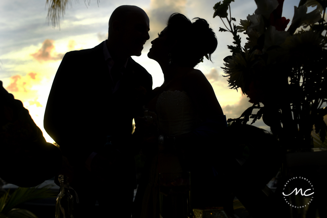 Bride and Groom silhouettes. Puerto Aventuras Wedding. Martina Campolo Photographer