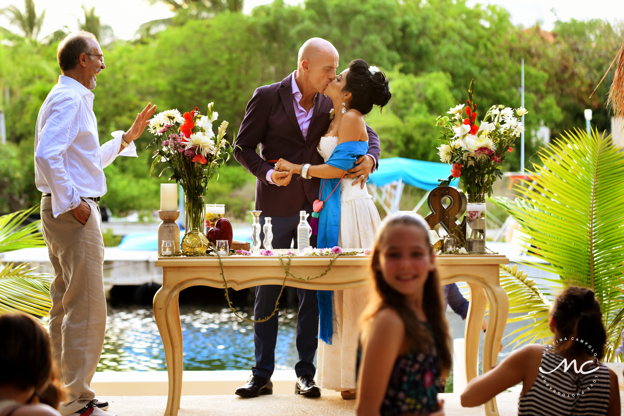 You may kiss the bride! Puerto Aventuras Wedding in Mexico. Martina Campolo Photography