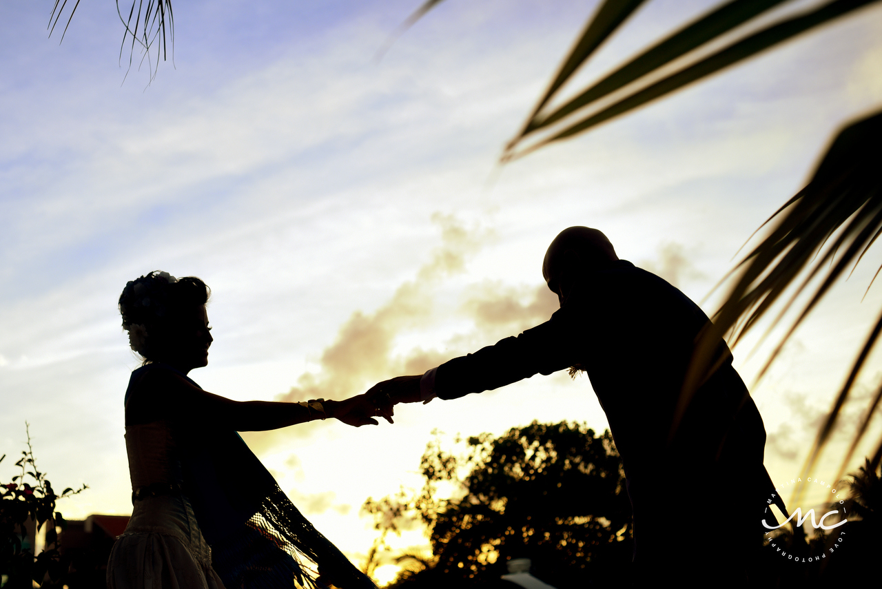 Bride and Groom silhouettes. Puerto Aventuras Intimate Wedding. Martina Campolo Photographer