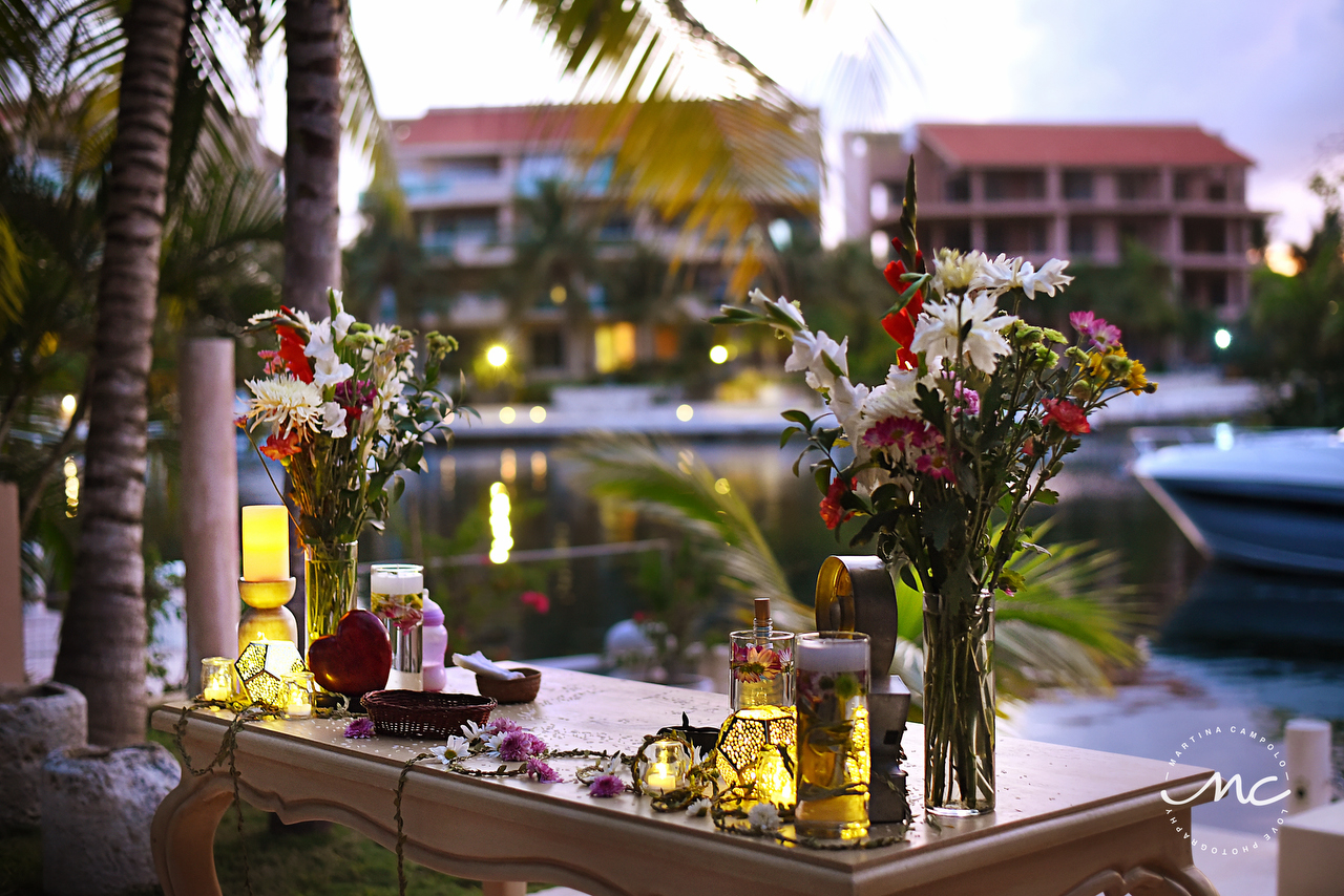 Wedding flowers and decor for Puerto Aventuras Villa Wedding, Mexico. Martina Campolo Photography