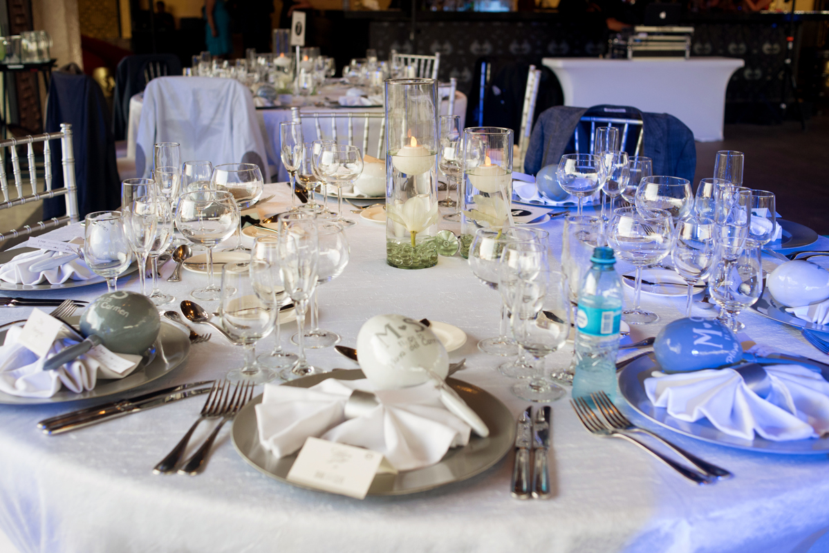 White and silver wedding table decor for a Jewish Gay Wedding in Riviera Maya, Mexico. Martina Campolo Photography