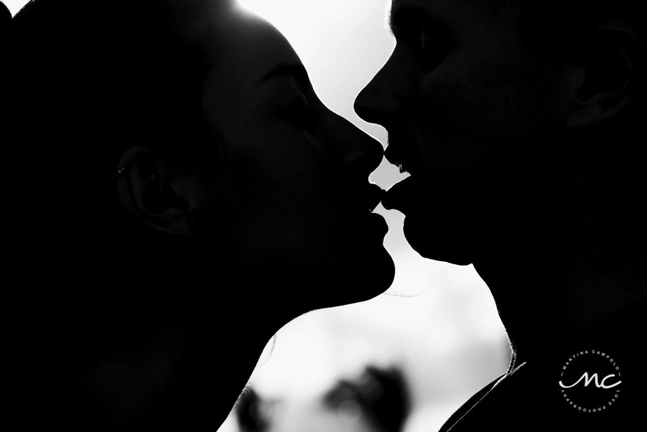 Couples kiss silhouette in black and white. Martina Campolo Contemporary Love Photography