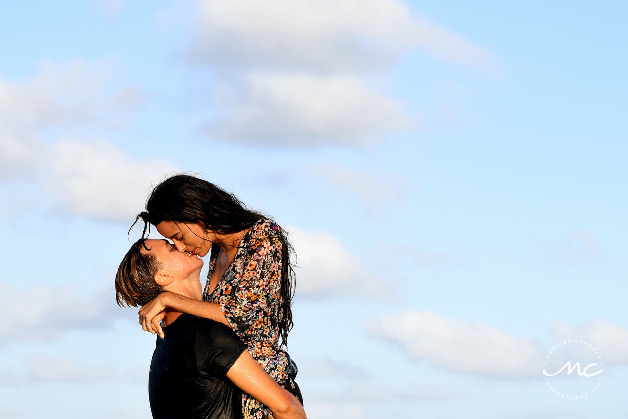Lovers kiss. Punta Cana Engagement session by Martina Campolo Photography