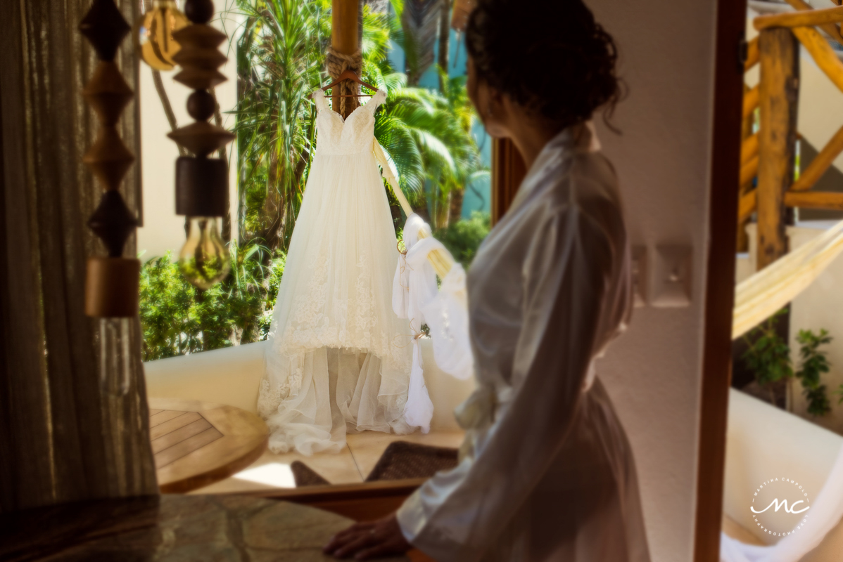 Wedding dress photo at Mahekal Beach Resort, Mexico. Martina Campolo Photography