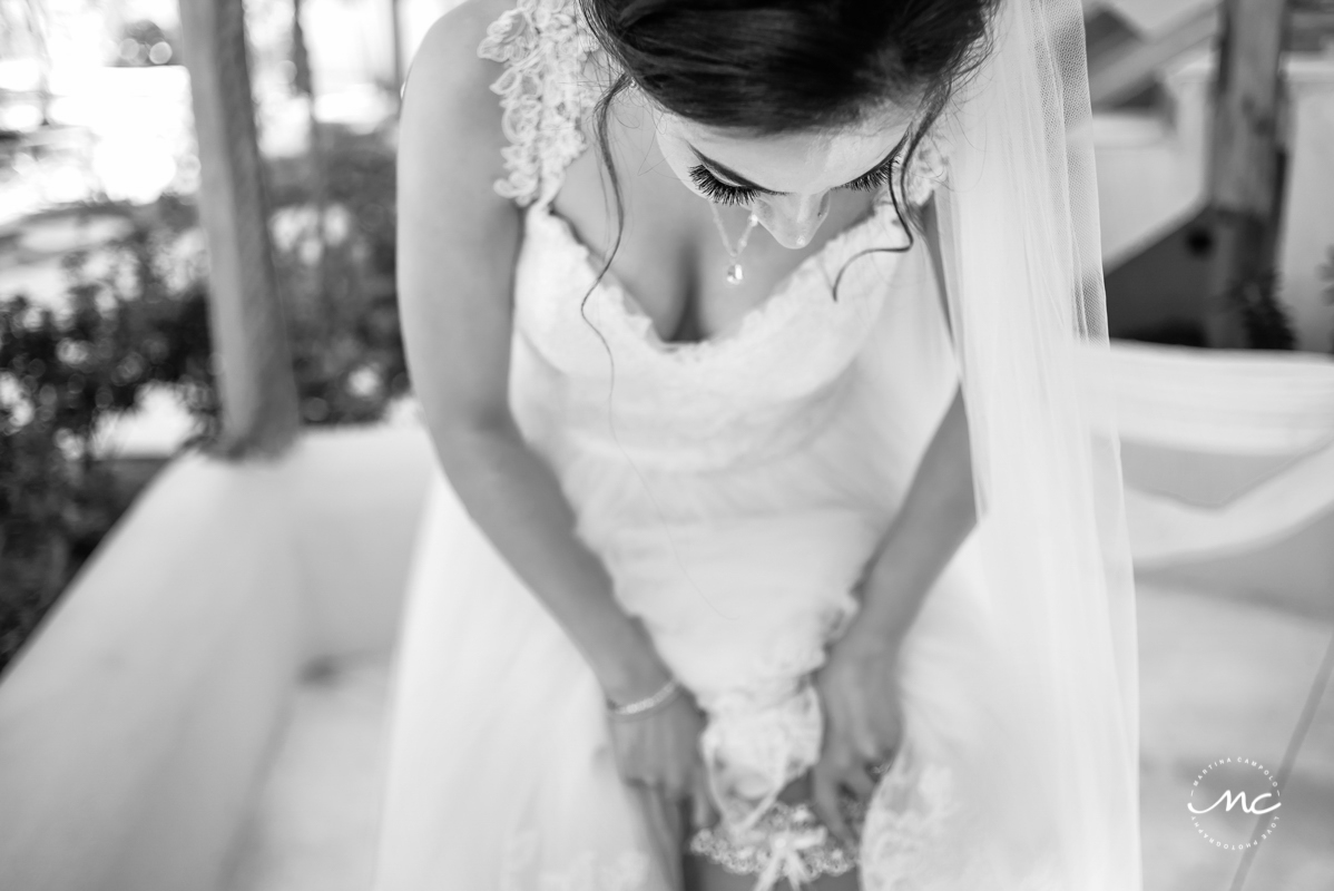 Bride getting ready at Mahekal Beach Resort, Mexico. Martina Campolo Photography