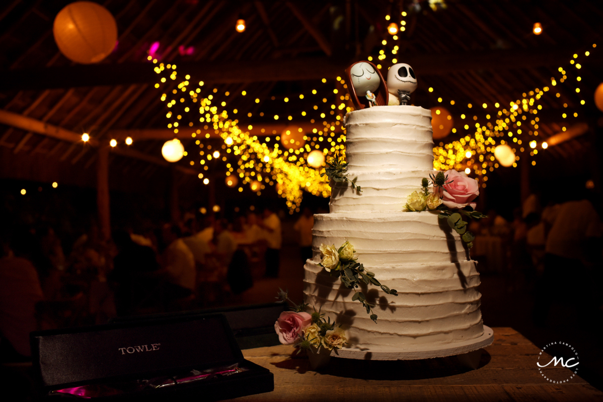 Rustic wedding cake at Blue Venado Beach Club in Playa del Carmen Mexico. Martina Campolo Photography