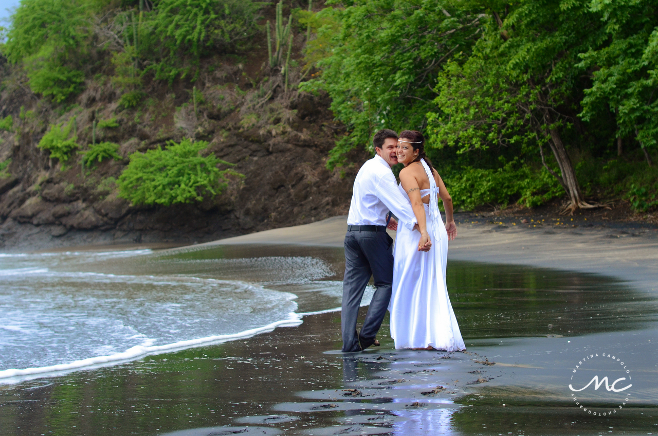 Bride and groom beach portraits in Playa del Coco, Costa Rica. Martina Campolo Photography