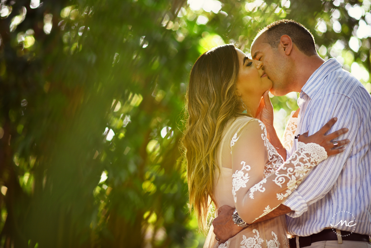 Couples kiss during Anniversary photoshoot in Playacar, Mexico. Martina Campolo Photography