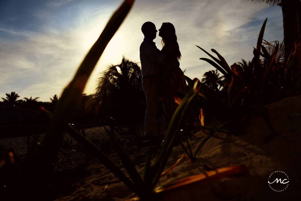 Couples silhouette. Beach portraits in Playa del Carmen, Mexico by Martina Campolo Photography