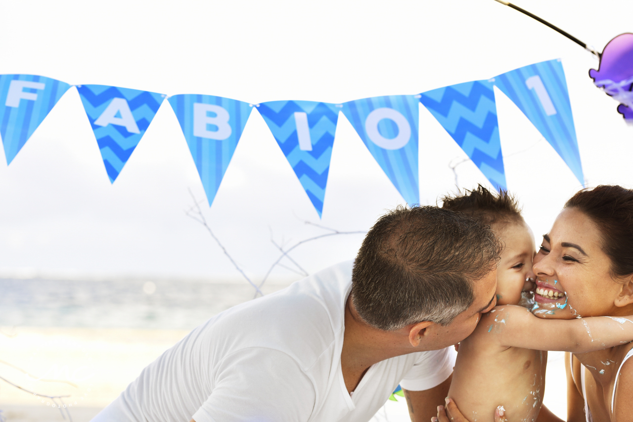 Smash the cake portraits in Puerto Morelos, Mexico. Martina Campolo Photographer