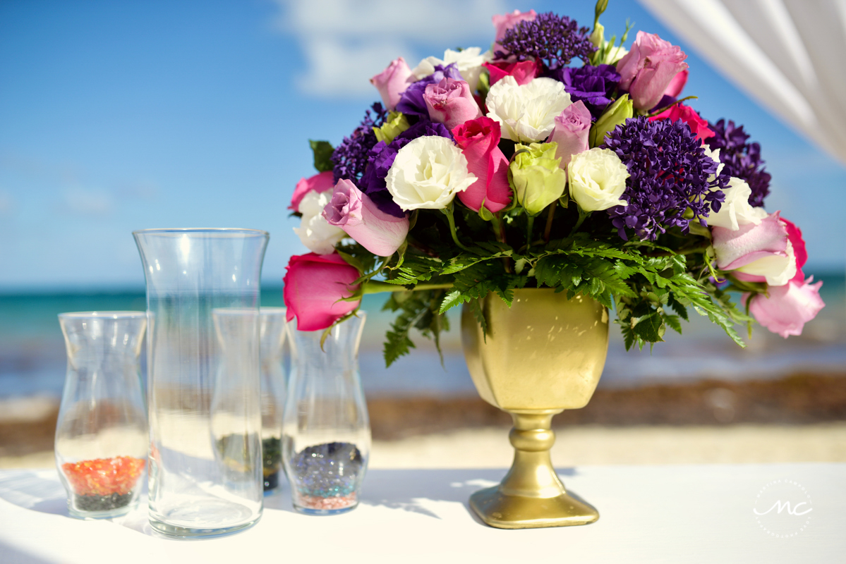 Roses floral arrangement with golden base for Now Sapphire beach wedding. Martina Campolo Photography