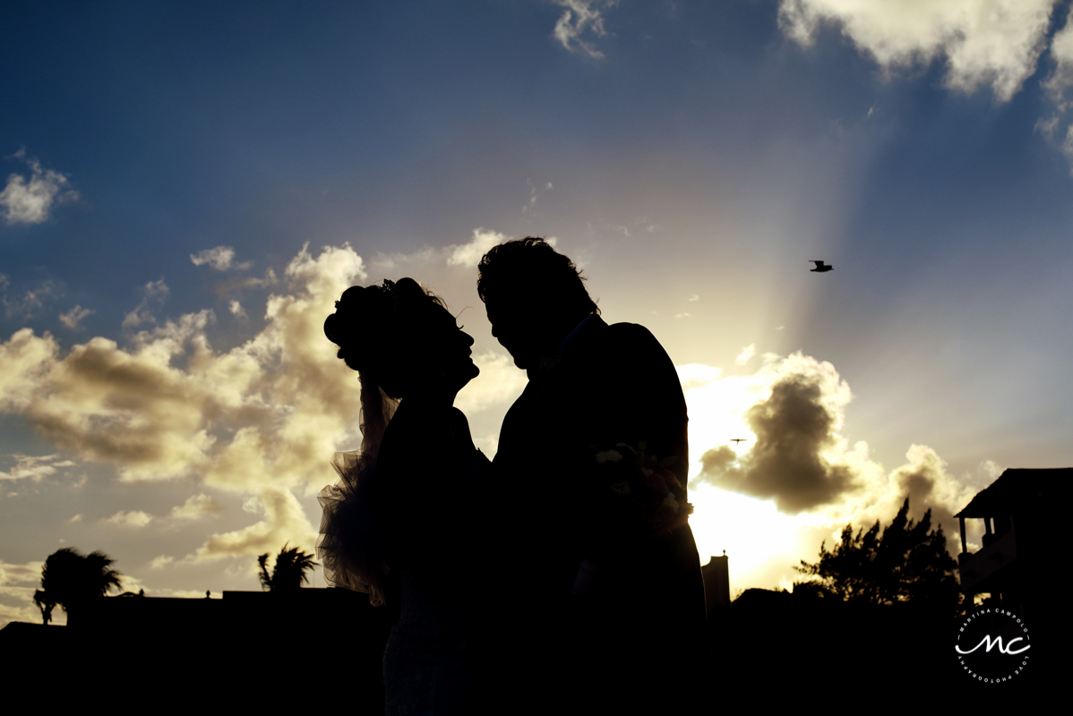 Bride and groom silhouettes. Now Sapphire Riviera Cancun wedding in Mexico by Martina Campolo Photography