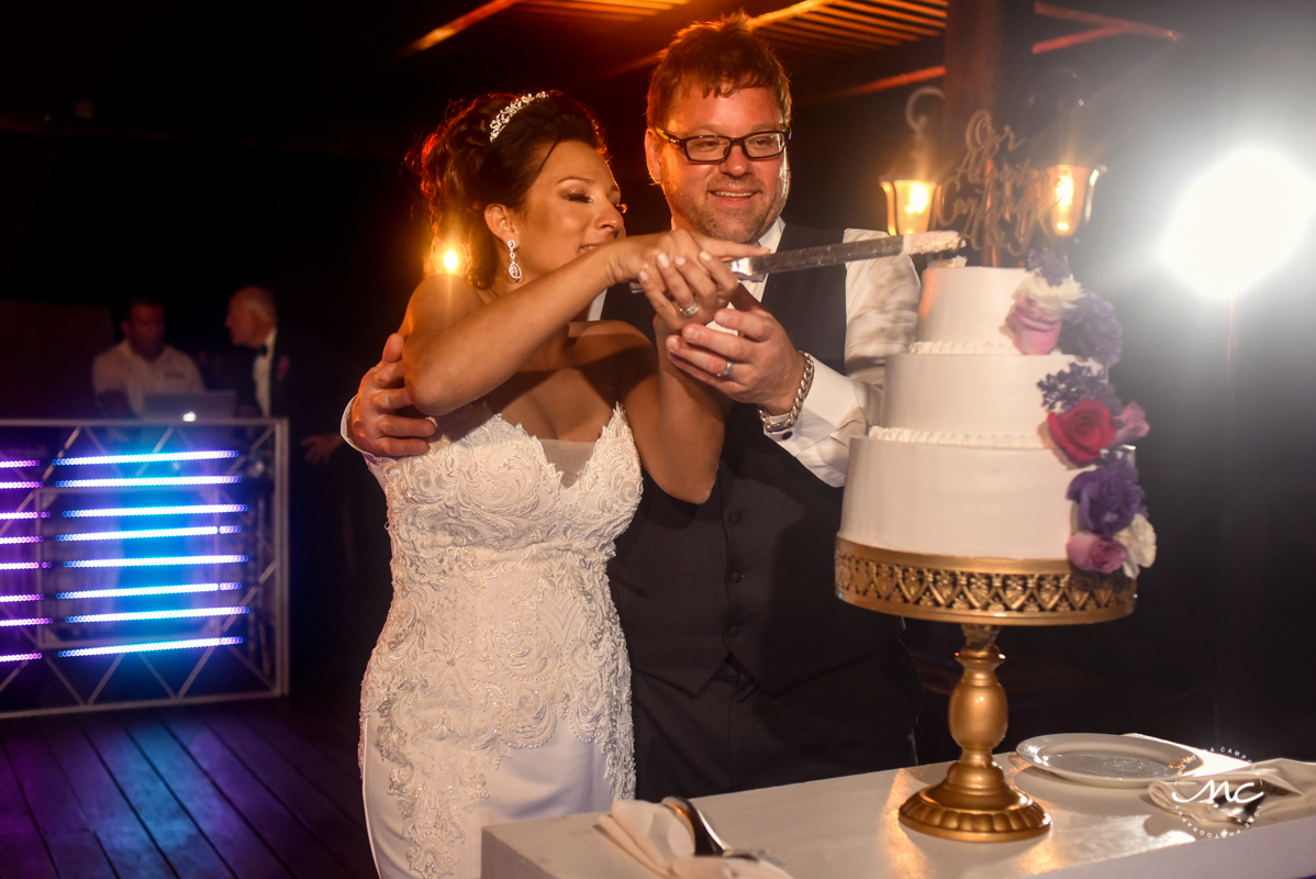 Cake cutting moment at Now Sapphire Riviera Cancun, Mexico. Martina Campolo Photography