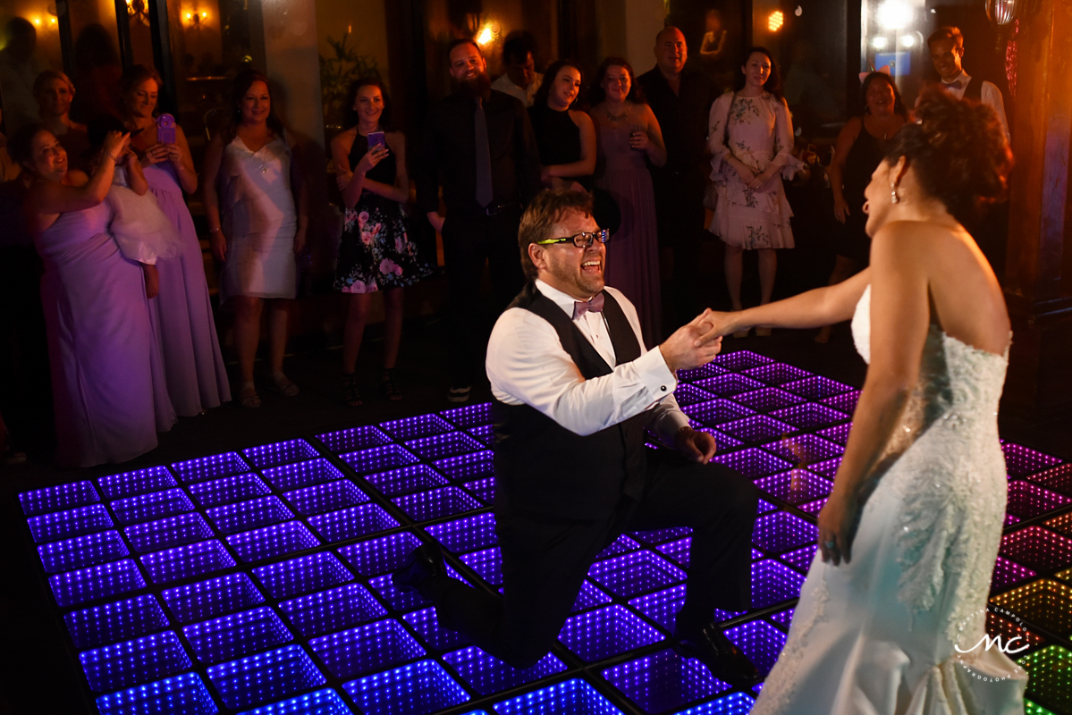 Bride and groom on infinity dance floor at Now Sapphire Riviera Cancun, Mexico. Martina Campolo Photography