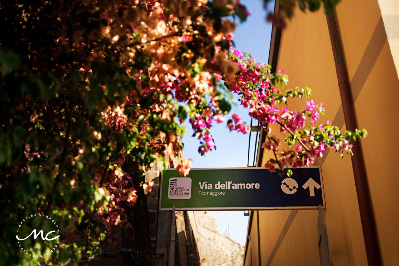 Via dell'amore. Cinque Terre, Italy. Martina Campolo Italian Wedding Photographer