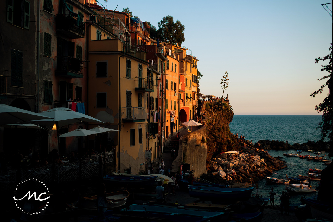 Sunset in Cinque Terre coastline. Martina Campolo Italian Wedding Photographer