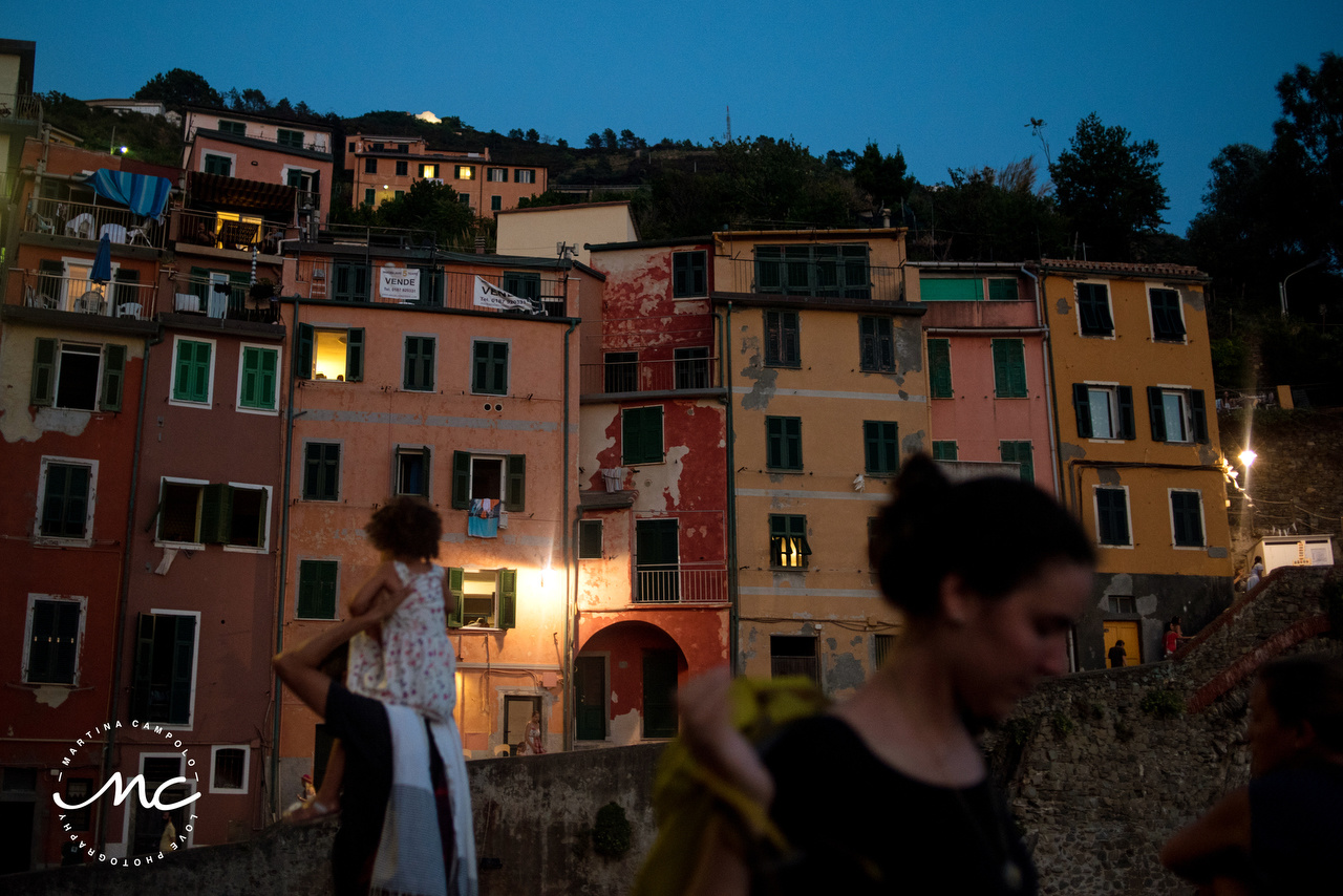 Colorful engagement session in Cinque Terre, Italian Riviera. Martina Campolo Photography