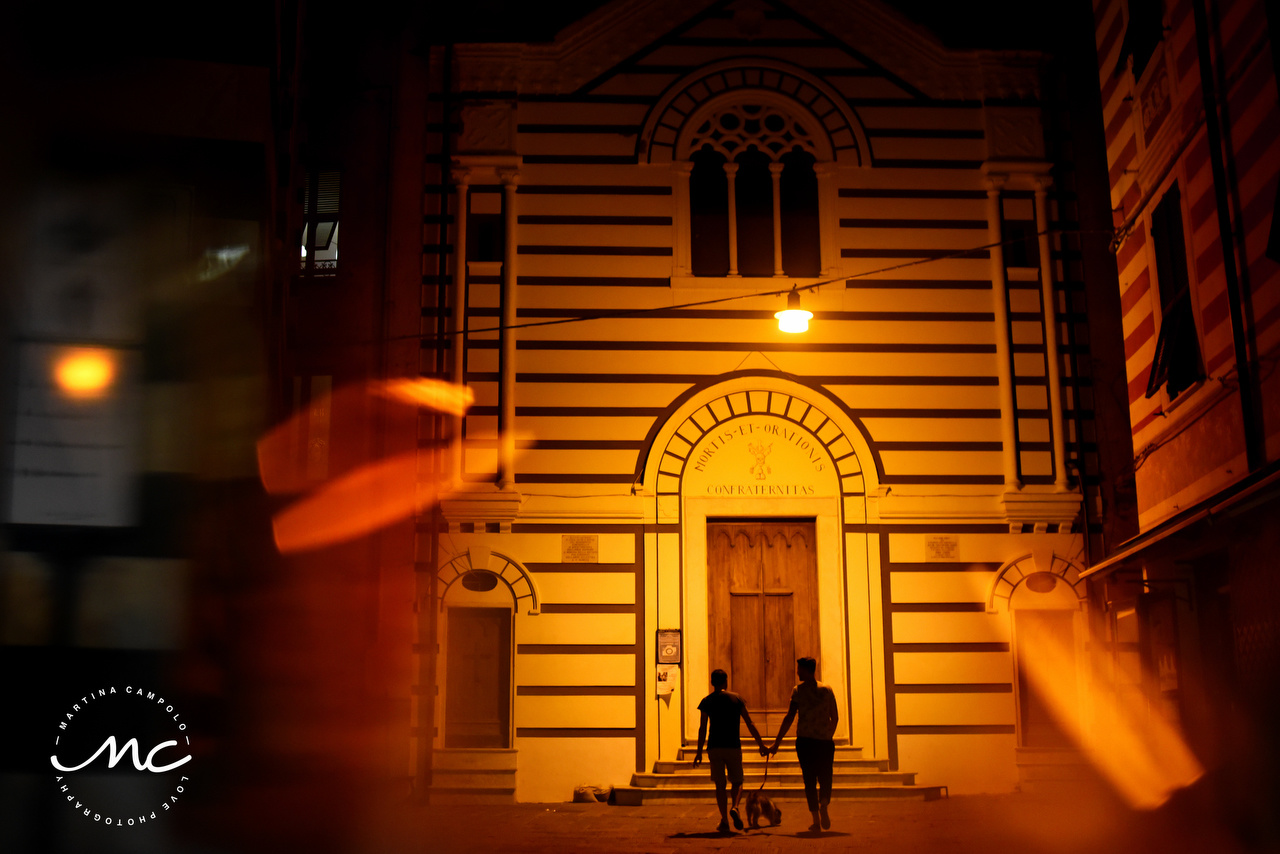 Couples silhouettes. Creative engagement photos in Cinque Terre Italy by Martina Campolo