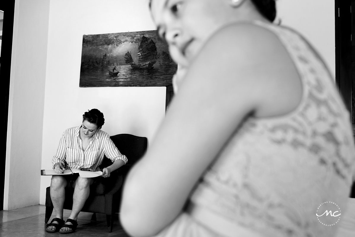 Bride writing her wedding vows. Hacienda del Mar, Puerto Aventuras, Mexico. Martina Campolo Photography