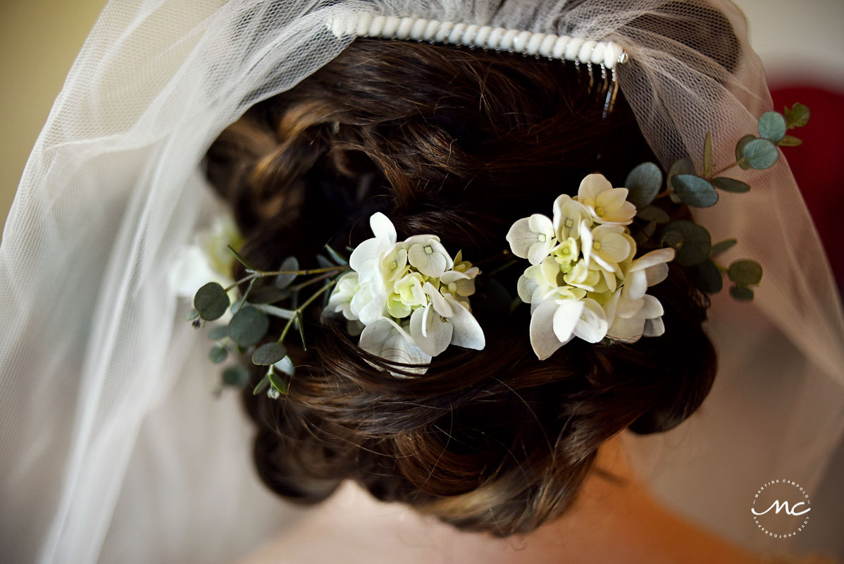 Wedding hair detail with natural flowers by Doranna Hairstylist. Martina Campolo, Hacienda del Mar Wedding Photography