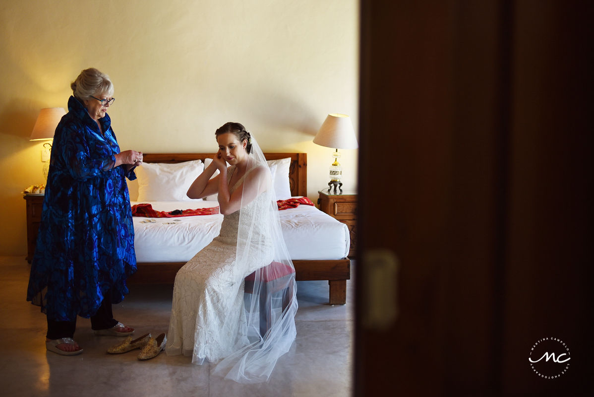 Destination bride getting ready with her mother at Hacienda del Mar, Riviera Maya, Mexico. Martina Campolo Photography