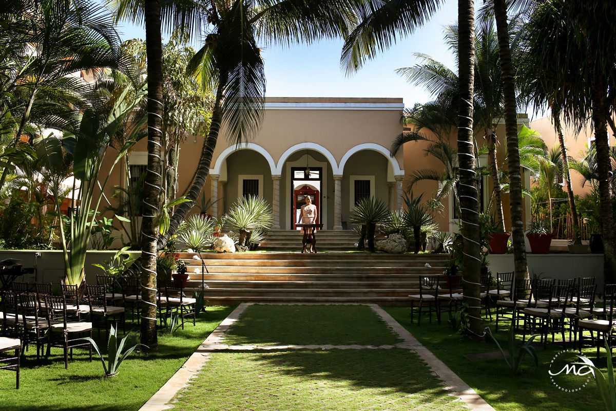 Wedding officiant ready for ceremony. Hacienda del Mar, Riviera Maya, Mexico. Martina Campolo Photography