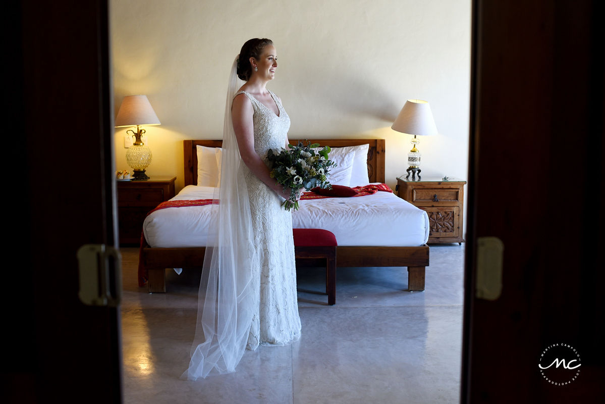 Destination bride portrait with cathedral veil and bouquet. Hacienda del Mar wedding in Mexico. Martina Campolo Photography