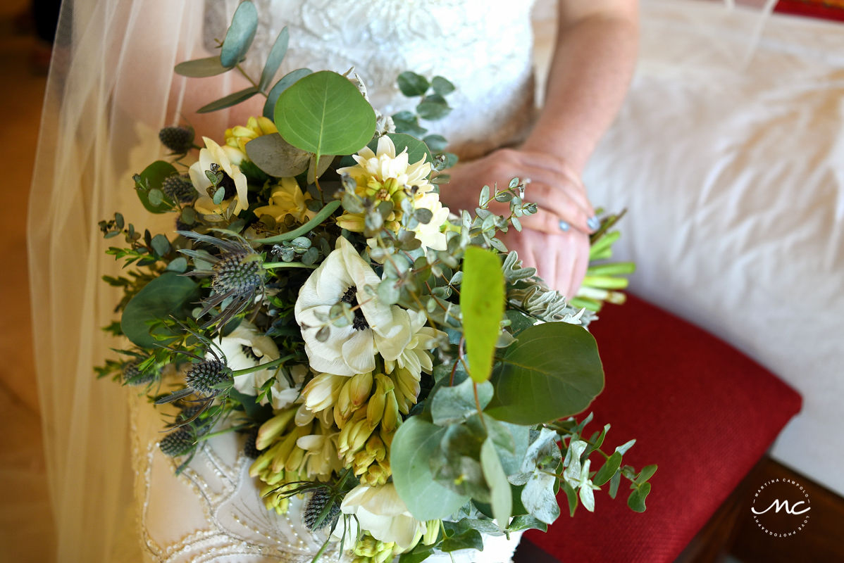 White and green bridal bouquet for Hacienda del Mar wedding in Mexico. Martina Campolo Photography