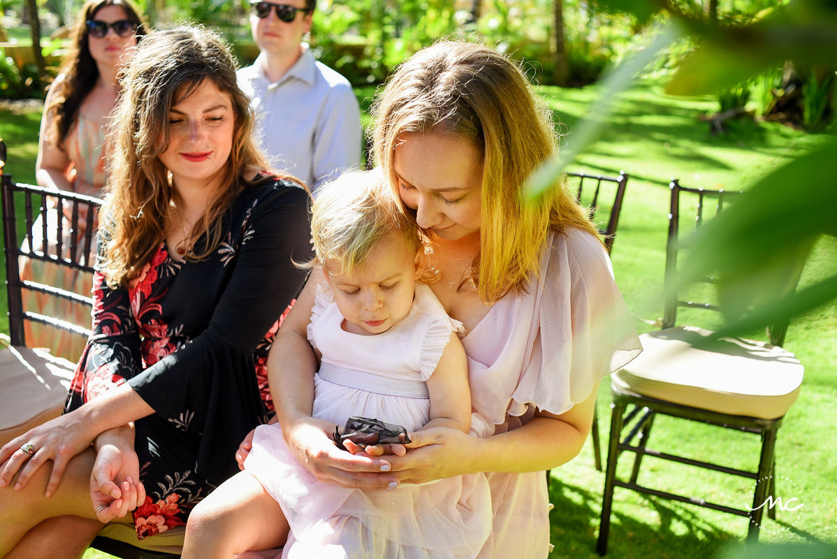 Guests ring warming moment at Hacienda del Mar wedding in Mexico by Martina Campolo Photography