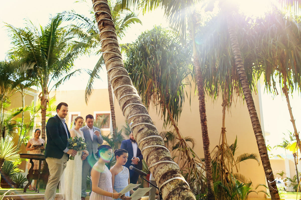 Garden wedding at Hacienda del Mar, Puerto Aventuras, Mexico. Martina Campolo Photography