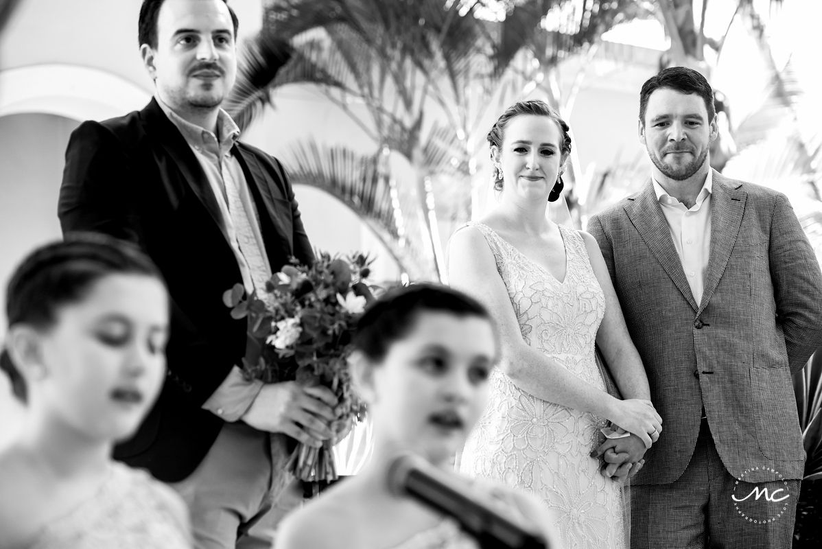 Girls sing live at wedding ceremony in Hacienda del Mar, Puerto Aventuras, Mexico. Martina Campolo Photography