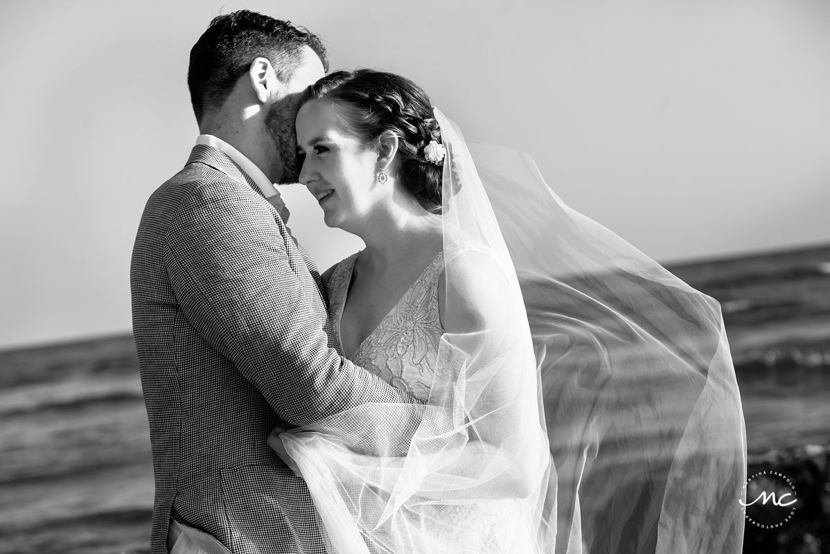 Black and white wedding photo with veil. Hacienda del Mar, Puerto Aventuras, Mexico. Martina Campolo Photography