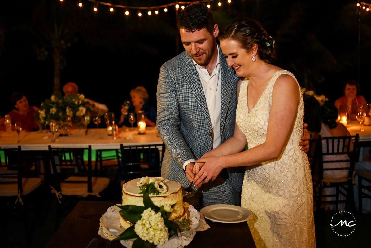 Cake cutting moment at Hacienda del Mar wedding in Puerto Aventuras, Mexico. Martina Campolo Photography